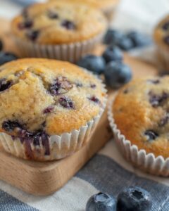 Bananen-Blaubeer-Muffins ohne Zucker für Babys mit frischen Blaubeeren