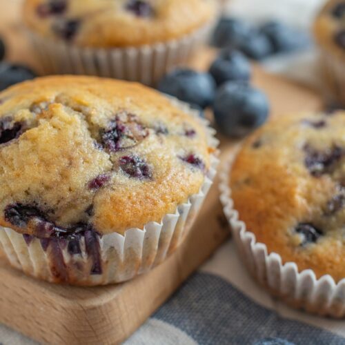 Bananen-Blaubeer-Muffins ohne Zucker für Babys mit frischen Blaubeeren