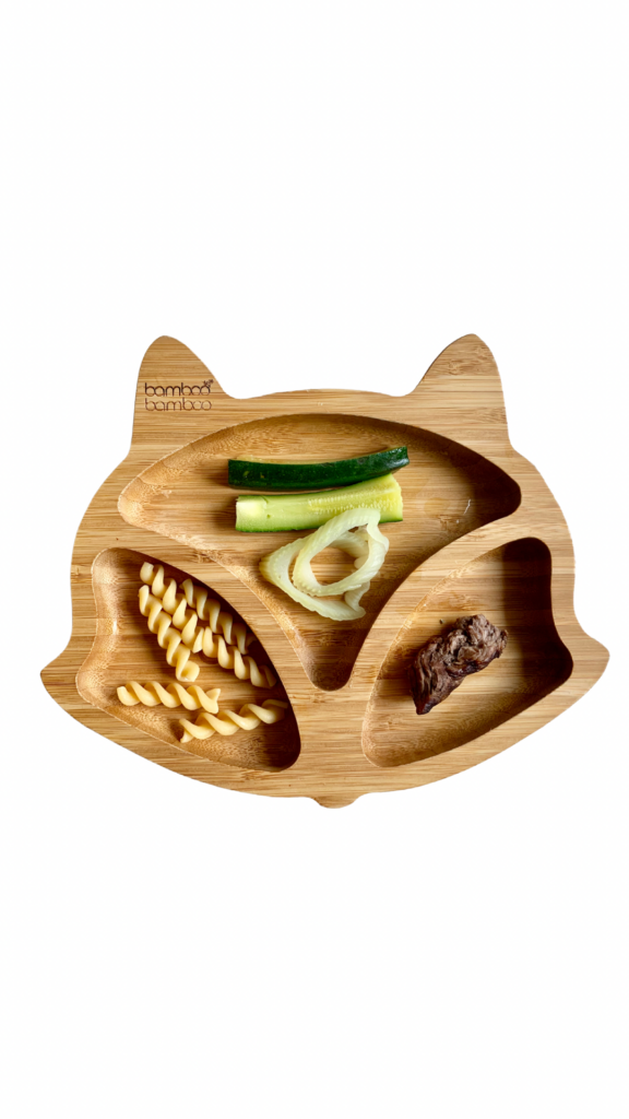 BLW-Teller mit Fusilli, Zucchini-Sticks, Gemüse und einem Streifen Fleisch als Fingerfood