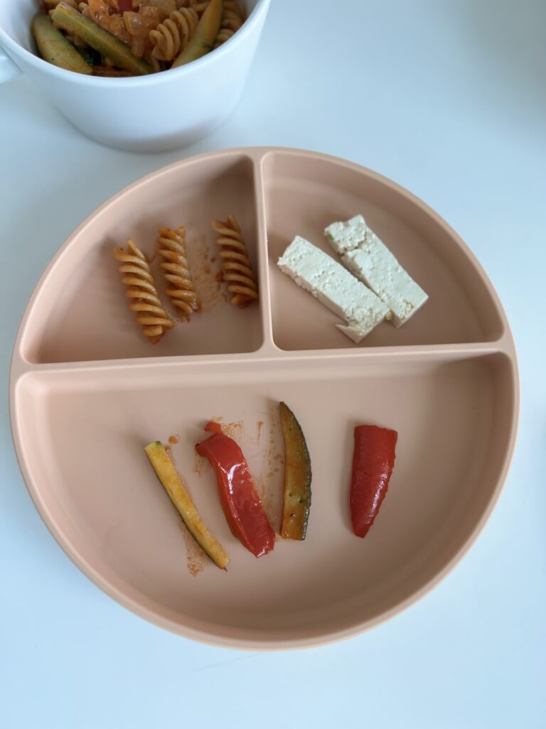 BLW-Teller vom Familientisch mit Fusilli, Tofu-Sticks und gegarten Paprikastreifen