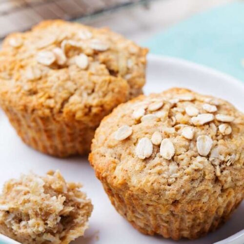 Apfel-Vanille-Muffins ohne Zucker auf einem Teller, ein Muffin aufgebrochen