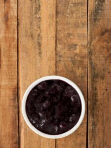 Blaubeerfüllung ohne Zucker mit Chiasamen in einer kleinen Schale