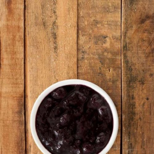 Blaubeerfüllung ohne Zucker mit Chiasamen in einer kleinen Schale