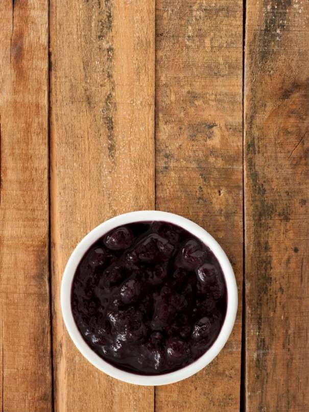 Blaubeerfüllung ohne Zucker mit Chiasamen in einer kleinen Schale