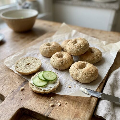 Hafer-Bagels mit Quark, einer mit Frischkäse und Gurke belegt
