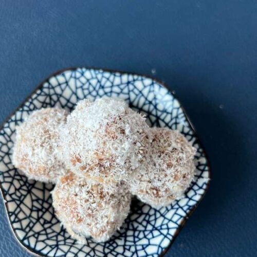 Kokosbällchen ohne Zucker auf einem kleinen Teller