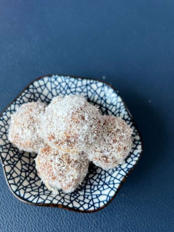Kokosbällchen ohne Zucker auf einem kleinen Teller