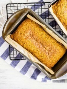 Kürbisbrot mit Kürbiskernmehl in der Kastenform, ohne Salz