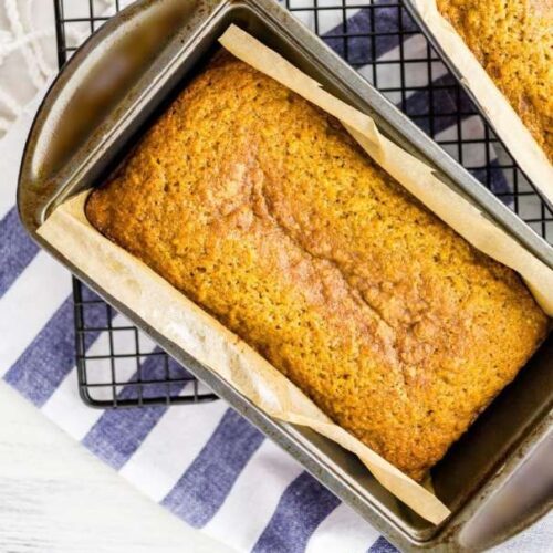 Kürbisbrot mit Kürbiskernmehl in der Kastenform, ohne Salz