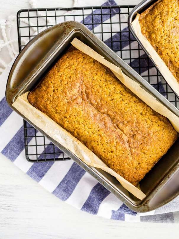 Kürbisbrot mit Kürbiskernmehl in der Kastenform, ohne Salz