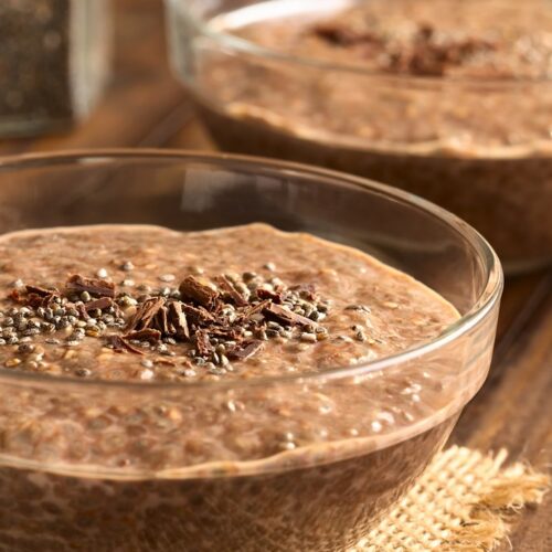 Chia-Pudding für Babys mit Lebkuchengewürz und Kakao in zwei Glasschalen