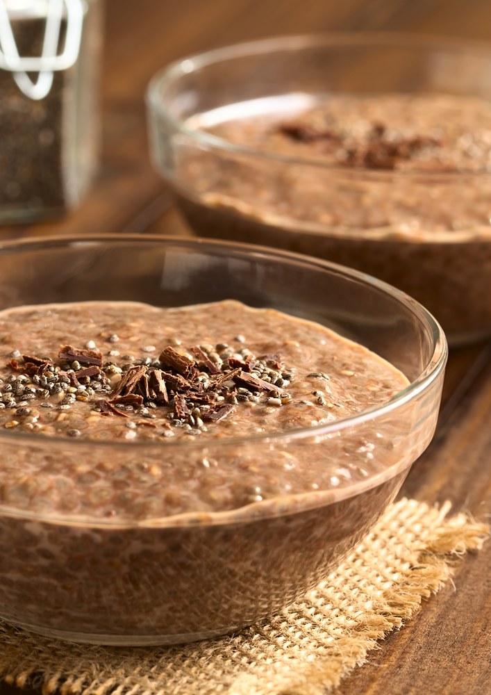 Chia-Pudding für Babys mit Lebkuchengewürz und Kakao in zwei Glasschalen