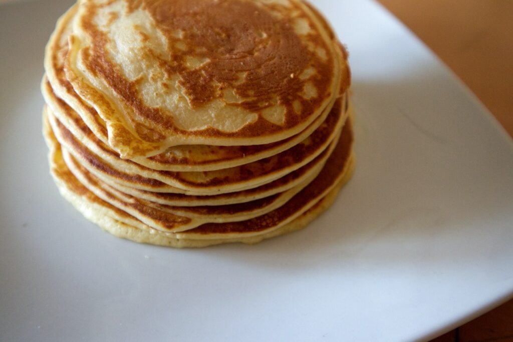 Lebkuchen-Pancakes ohne Zucker für Babys als Stapel auf einem Teller