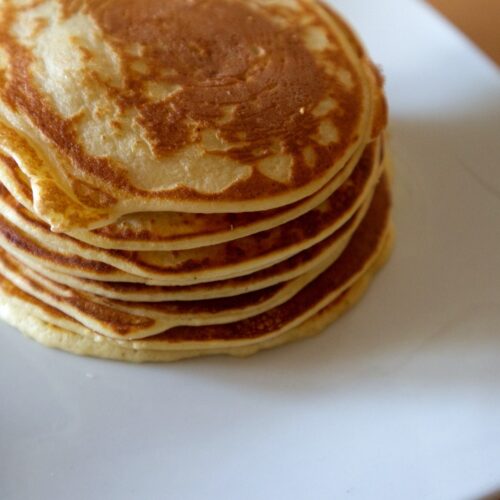 Lebkuchen-Pancakes ohne Zucker für Babys als Stapel auf einem Teller