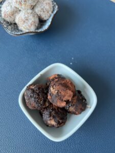 Marzipankartoffeln ohne Zucker, in Kakao und Zimt gewälzt, in einer kleinen Schale