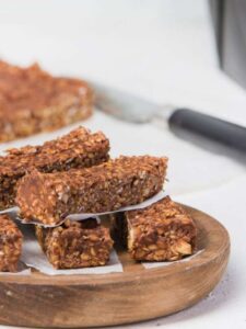 Nussriegel ohne Zucker mit Schokolade auf einem Holzbrett