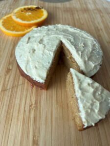 Orangenkuchen ohne Zucker für Babys, angeschnitten, mit Orangenscheiben