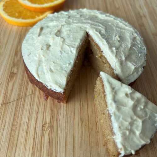 Orangenkuchen ohne Zucker für Babys, angeschnitten, mit Orangenscheiben