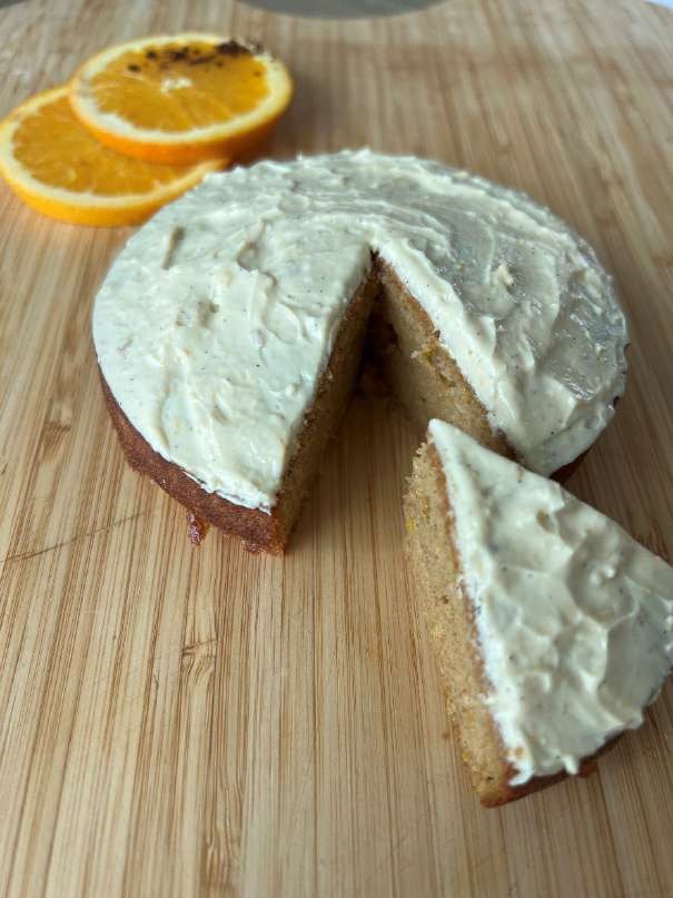 Orangenkuchen ohne Zucker für Babys, angeschnitten, mit Orangenscheiben