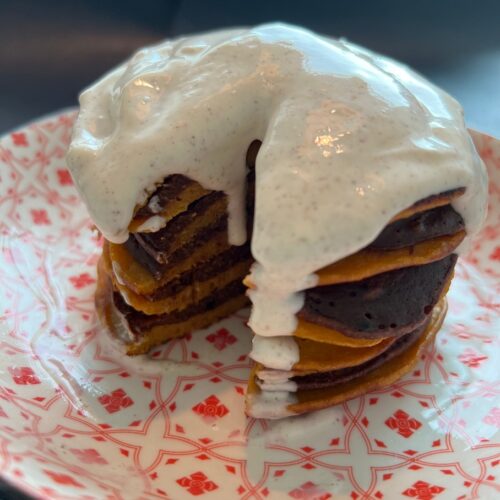 Pfannkuchentorte ohne Zucker für Babys mit hellen und dunklen Pfannkuchen und Frosting