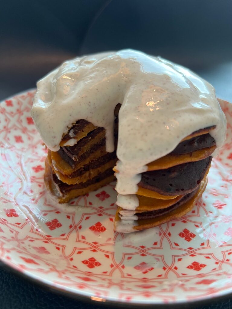 Pfannkuchentorte ohne Zucker für Babys mit hellen und dunklen Pfannkuchen und Frosting