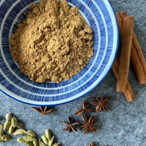 Pumpkin Spice Gewürz selber gemacht in einer Schale mit Zimtstangen und ganzen Gewürzen