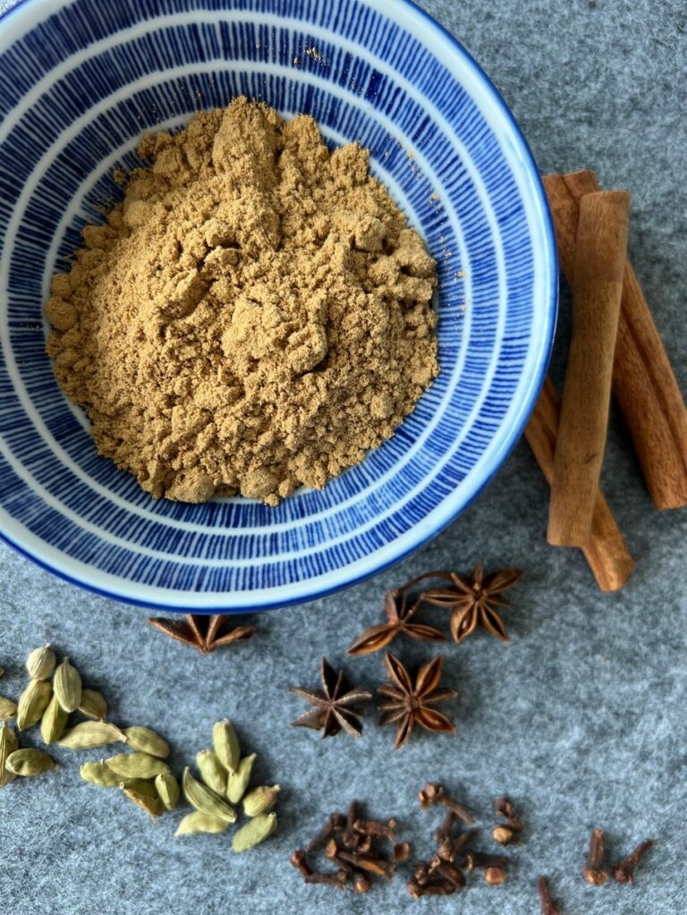 Pumpkin Spice Gewürz selber gemacht in einer Schale mit Zimtstangen und ganzen Gewürzen