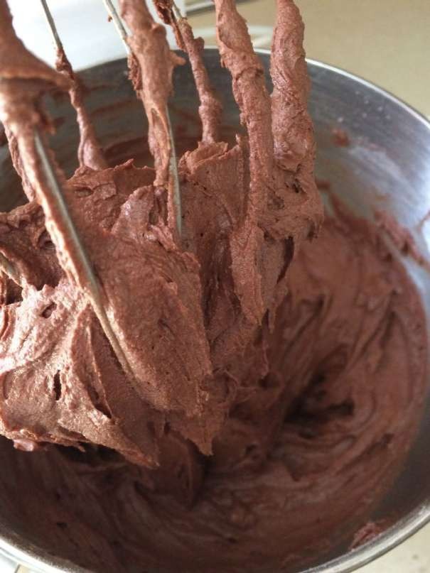 Schoko-Frosting ohne Zucker in der Rührschüssel mit Handmixer