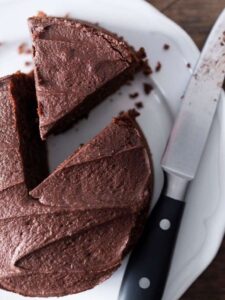 Schokokuchen ohne Zucker für Babys mit Schoko-Frosting, angeschnitten auf einem Teller