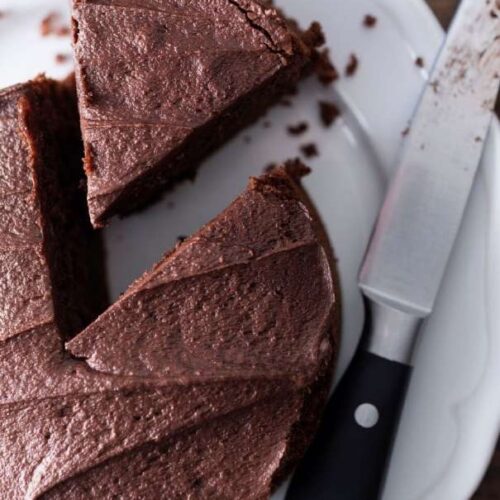 Schokokuchen ohne Zucker für Babys mit Schoko-Frosting, angeschnitten auf einem Teller