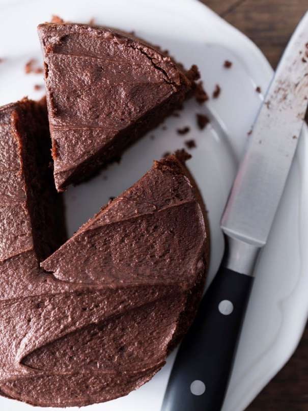 Schokokuchen ohne Zucker für Babys mit Schoko-Frosting, angeschnitten auf einem Teller