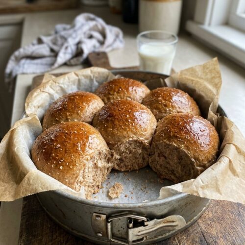 Vollkorn-Milchbrötchen ohne Zucker in einer Springform